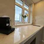 The Charming Chic Garden View Den Aprt R2 *