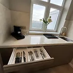 The Charming Chic Garden View Den Aprt R2 *