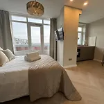 The Charming Chic Garden View Den Aprt R2 Appartement