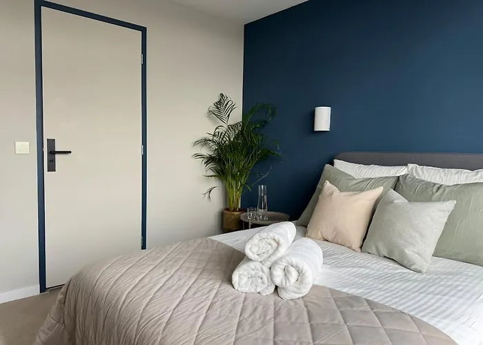 Apartment The Charming Chic Garden View Den Aprt R2 *