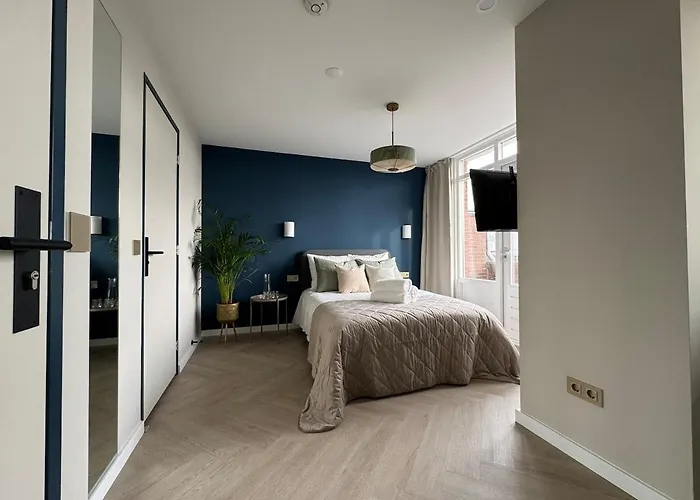 Apartment The Charming Chic Garden View Den Aprt R2 *