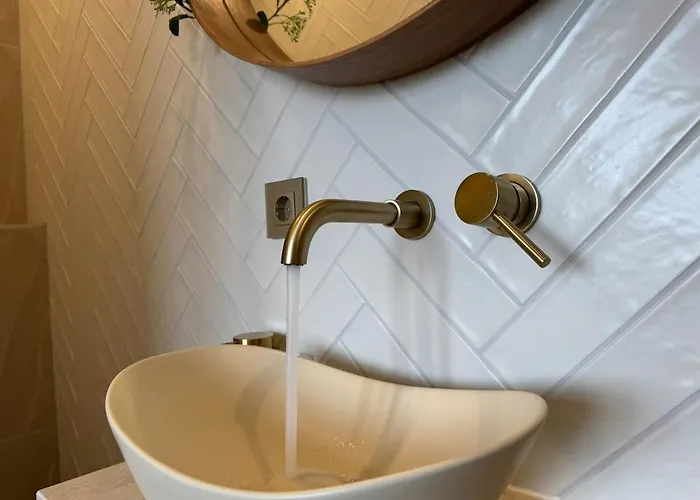 The Charming Chic Garden View Den Aprt R2 Apartment *