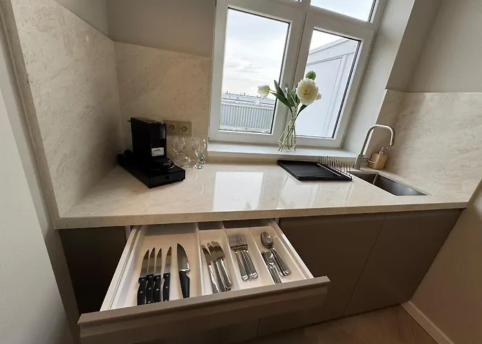 The Charming Chic Garden View Den Aprt R2 *