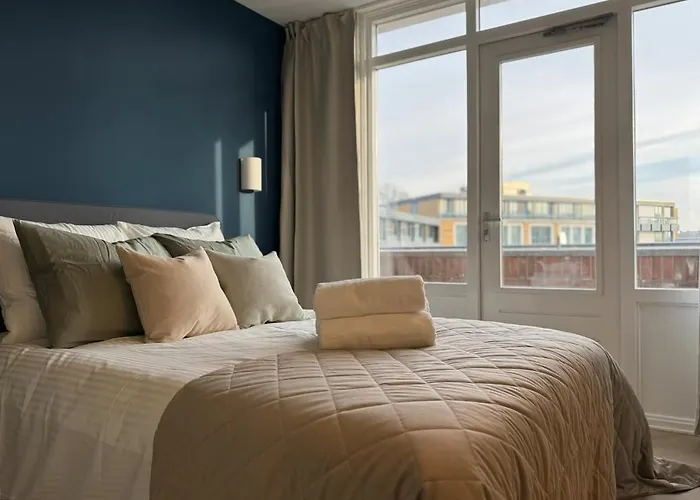 The Charming Chic Garden View Den Aprt R2