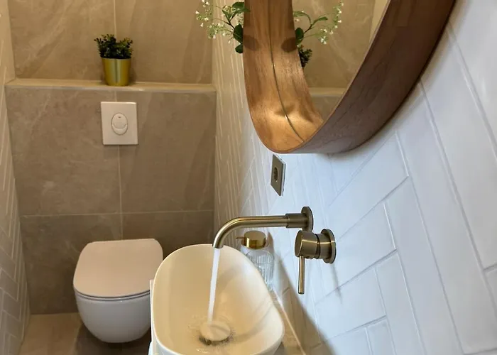 Apartment The Charming Chic Garden View Den Aprt R2