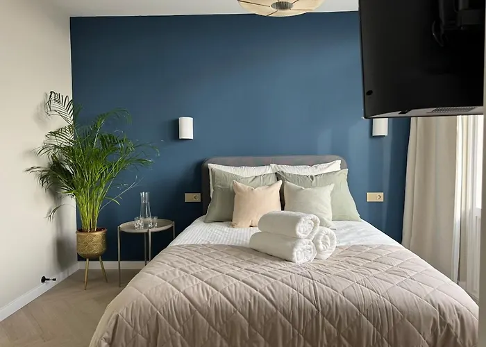 The Charming Chic Garden View Den Aprt R2 Apartment *