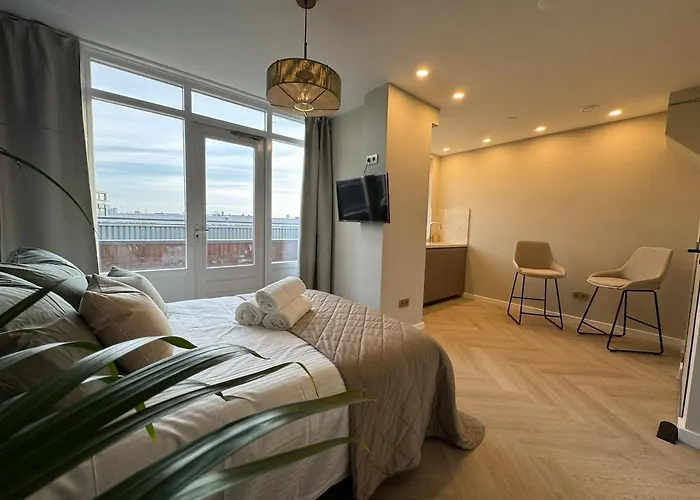 The Charming Chic Garden View Den Aprt R2