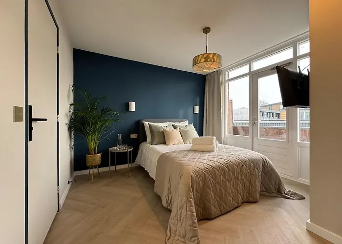 The Charming Chic Garden View Den Aprt R2 Apartment