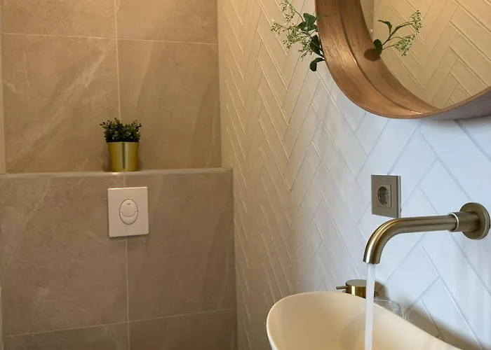 Apartment The Charming Chic Garden View Den Aprt R2 *