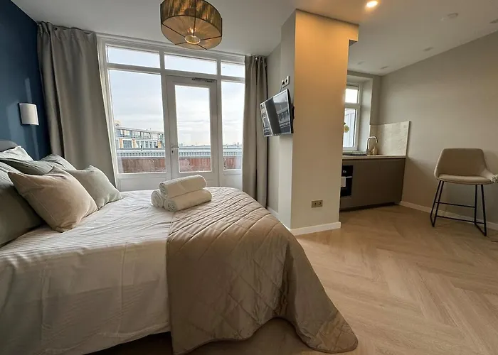 The Charming Chic Garden View Den Aprt R2 דירה