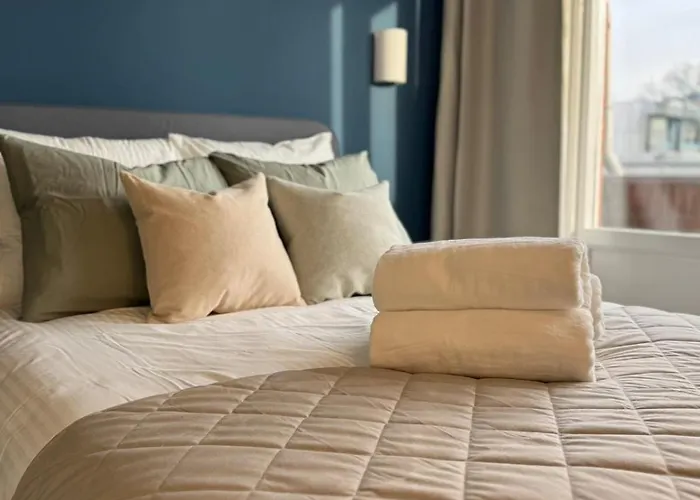 Apartment The Charming Chic Garden View Den Aprt R2