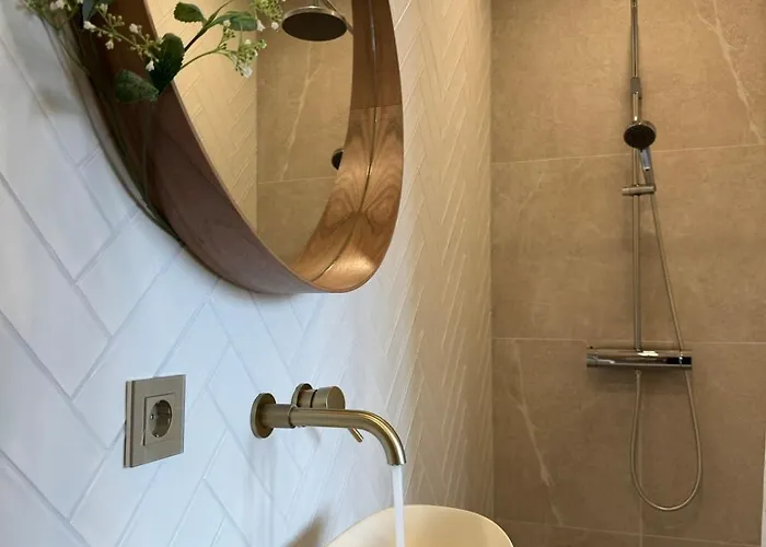 The Charming Chic Garden View Den Aprt R2 *