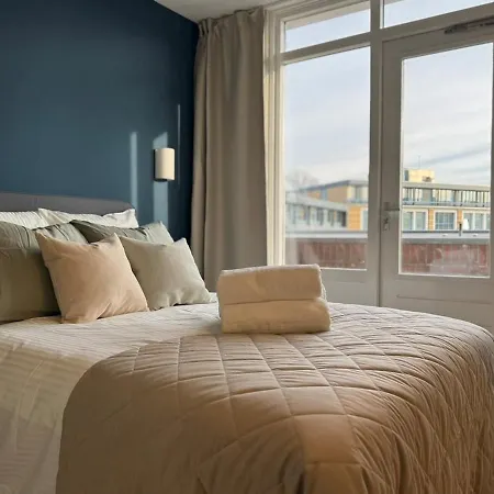 The Charming Chic Garden View Den Aprt R2 Apartment