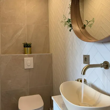 Apartment The Charming Chic Garden View Den Aprt R2 *